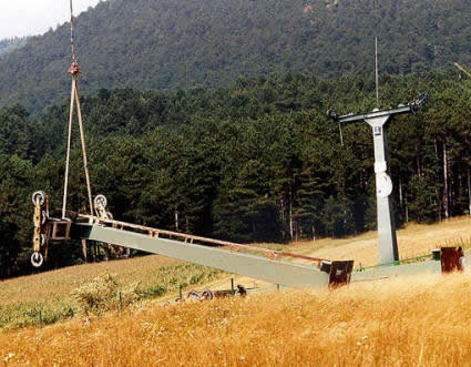 Sesselbahn Hohe Wand, Stützen werden vorsichtig abgelegt